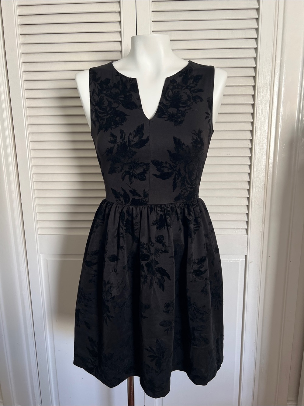 Velvet flower dress w/ slit front & flowy skirt